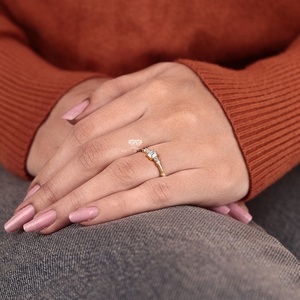 Anillo de Compromiso de Diamantes de Corte Esmeralda en Oro Amarillo para Mujer, Calidad Premium, Estilo Clásico, Piedra Natural - Product Image 4