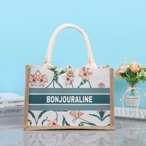 Sac à bandoulière en toile de jute naturelle fait main pour les courses, la plage et les sorties décontractées - Product Image 2