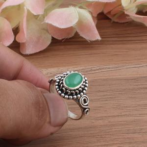 Bague classique artisanale en argent sterling avec turquoise verte naturelle en gros, sertie de milgrain - Product Image 5