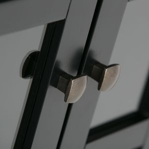 Armadietto di stoccaggio medio nero Acadian per soggiorno - Product Image 5