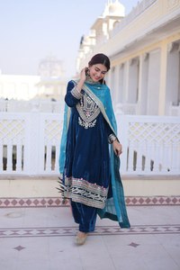Ensemble Anarkali Salwar en tissu velours 9000 à manches longues, coupe droite, avec bordure, pour mariage, fête et tenue spéciale de cérémonie - En promotion - Product Image 5