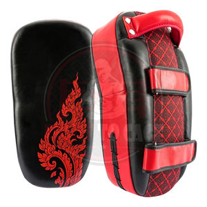 Almohadillas de boxeo tailandés de PVC con logotipo propio, color rojo y negro, ajustables, de material suave al tacto, para entrenamiento de artes marciales. - Product Image 1