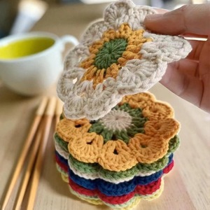 Posavasos Decorativos de Macramé con Flores Verdes y Amarillas, Hechos a Mano, Ideales para Cafés, Picnics y Decoración de Mesa, de la India - Product Image 3