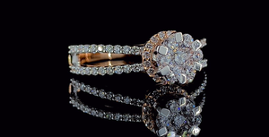 Bague de fiançailles de luxe en moissanite halo, coupe ronde, aspect diamant, double alliance de mariage - Product Image 2