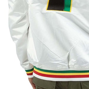 เสื้อแจ็คเก็ตบอมเบอร์สีขาวสำหรับผู้ชาย พิมพ์ลายตัวอักษร คอตั้ง ติดกระดุมแบบสแนป กันลม สไตล์สปอร์ต - Product Image 4