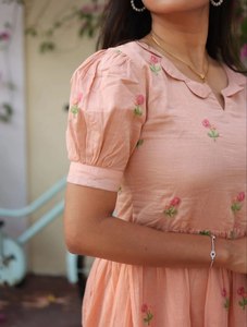 เดรสยาวปานกลางปักลายดอกไม้สีชมพู คอเหลี่ยม แขนบาน เรียบง่าย หวานๆ สไตล์ลำลอง ใส่ได้ทุกวัน สไตล์ฤดูร้อน ผ้าฝ้ายชานเดรี - Product Image 3