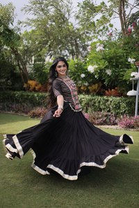 Lehenga Choli de Algodón Negro con Bordado Colorido, Traje Tradicional Indio para Bodas, para Mujer, Largo hasta el Suelo, Corte Holgado - Product Image 6