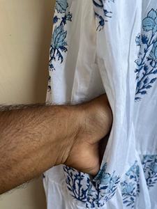 Vestido Maxi Bohemio Azul y Blanco para el Verano, Estampado Floral a Mano, Sin Mangas, de Algodón, con Cuello Cuadrado - Product Image 4