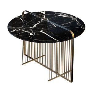 Table basse contemporaine de luxe faite à la main avec plateau en marbre naturel et base en métal géométrique, design unique pour les espaces de vie sophistiqués - Product Image 1