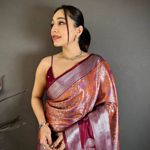 Sari en soie Kanjivaram tissé à la main avec bordure contrastée de designer et pallu en zari argenté - Product Image 1