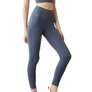 Ensemble de yoga élégant pour femmes, alliant des imprimés colorés uniques avec un tissu doux et durable offrant confort et liberté de mouvement - Product Image 6