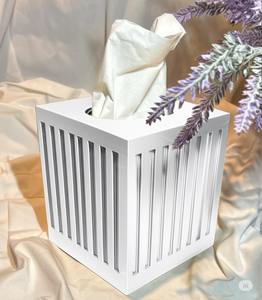 Caja de pañuelos cuadrada blanca con diseño acanalado moderno, complemento elegante y funcional, perfecta para mesa auxiliar y organizador de escritorio. - Product Image 1