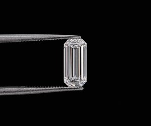 Pendentif bague en diamant de laboratoire taillé émeraude allongé de 1,0 carat, couleur E-F, pureté VVS, certifié IGI, coupe unique - Product Image 1
