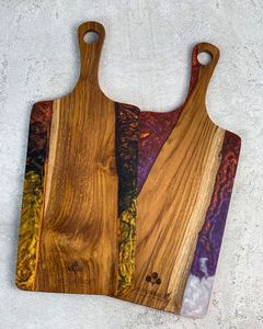 Tabla de quesos y embutidos de madera natural con resina epoxi, bandeja de servir con asa - Product Image 1