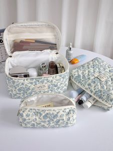 Juego de 3 Bolsas de Maquillaje Florales, Bolsa de Cosméticos con Estampado Bonito, Bolsa de Aseo de Gran Capacidad, Bolsas de Almacenamiento con Cierre para Mujer - Product Image 3