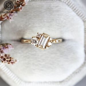 Bague de fiançailles classique pour femme en moissanite taille coussin plaqué argent et or jaune avec sertissage à griffes - Product Image 2