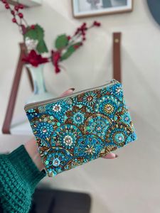 Porte-monnaie décoratif élégant fait à la main avec broderie artistique et perlage détaillée - Product Image 3