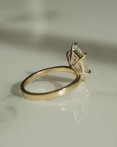 Anillo de compromiso de lujo con diamante hexagonal de 3.00 quilates cultivado en laboratorio, oro amarillo de 14K, regalo nupcial - Product Image 4