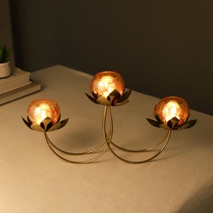 Candélabre en fer doré avec motif floral, fait main, écologique et durable pour les activités religieuses - Product Image 3