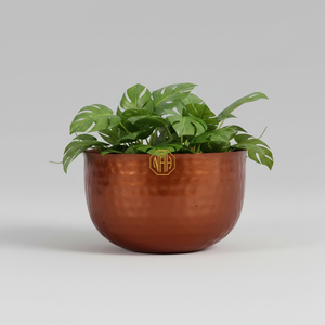 Pot de fleurs moderne en métal doré avec un design côtelé vertical pour plantes d'intérieur - Product Image 1