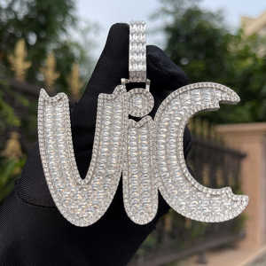 Luxira Jewels - Colgante Personalizado de Plata de Ley 925 con Baño de Rodio y Moissanita Certificada, Estilo Hip Hop con Inicial de Letra - Product Image 4