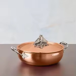 Casserole peu profonde de luxe en cuivre, finition martelée, avec bouton de couvercle en feuille d'artichaut argentée et poignées argentées - Product Image 4