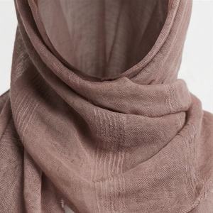 ผ้าพันคอผ้าซาตินวินเทจหรูหราสำหรับผู้หญิง ผ้าไหมพิมพ์ลายชนเผ่าแบบยาว ผ้าคลุมศีรษะดีไซน์เนอร์ ผ้าพันคอแฟชั่นพรีเมียมเนื้อนุ่ม - Product Image 4