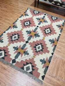 Tapis de salon rectangulaire en laine écologique, tufté géométrique, fait main par Krafterscustom, à poils plats, en latex, facile d'entretien - Product Image 6