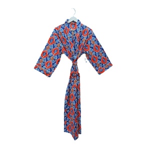 Kimono d'été Breeze à encolure en V en tissu de coton design simple et imprimé floral pour une tenue décontractée légère et des vêtements de nuit. - Product Image 1