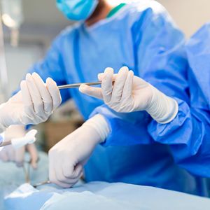 Camice monouso blu medio isolante in polipropilene da 50 GSM con polsini in maglia per indumenti medici protettivi personali da 30 - Product Image 5