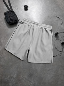 Shorts confortables à enfiler pour hommes, parfaits pour les activités quotidiennes, les sorties du week-end et les besoins de style de vie par temps chaud. - Product Image 2