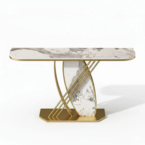 Mesa consola moderna con superficie negra, estructura metálica dorada y panel de mármol, disponible a precios de mayorista. - Product Image 4