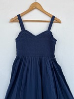 Robe longue en coton smocké bleu marine pour femme avec décolleté cœur, bretelles larges et ourlet à volants, fabriquée en coton indien