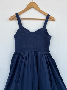 Robe longue en coton smocké bleu marine pour femme avec décolleté cœur, bretelles larges et ourlet à volants, fabriquée en coton indien - Product Image 2