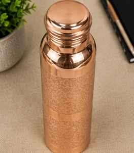 Botella de Bienestar Ecológica de Cobre Puro de la Dinastía CopperSmith, con Grabado Intrincado, Diseño Minimalista, Tapa Hermética - Product Image 4