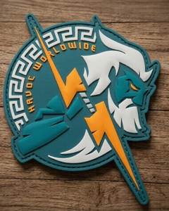 Badges personnalisés en PVC 3D brodés de dentelle, logo en caoutchouc souple, imperméables, à coudre avec épingle de sûreté, imprimés en sérigraphie pour chapeaux - Product Image 1