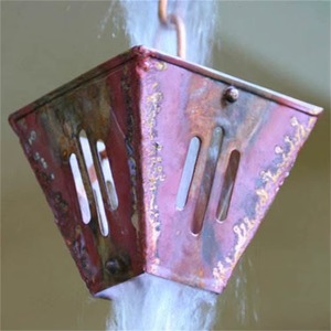 Chaîne de pluie élégante en cuivre au design moderne du milieu du siècle, faite à la main et résistante aux intempéries pour la décoration d'entrée et de jardin - Product Image 5