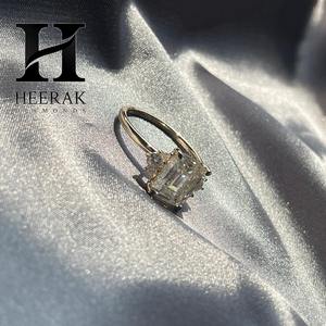 Bague de fiançailles classique en or jaune 14 carats avec diamant de laboratoire taille émeraude, bague trois pierres avec accents latéraux ronds - Product Image 5