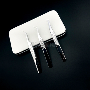 Ensemble de pinces à cils RMI Silver Tone Volume Isolation avec étui magnétique blanc pour extensions de cils - Product Image 1