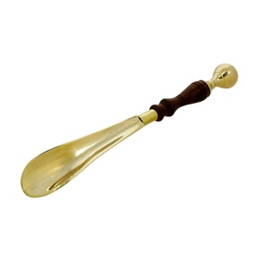 Chausse-pied en laiton avec manche en bois, artisanal, à long manche, pour un enfouissement facile et la protection des chaussures - Product Image 1