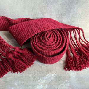 Bufanda roja tejida ceremonial OEM con borlas y ribete para uso en prendas de vestir, accesorio de punto duradero - Product Image 3