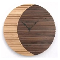 Reloj de Pared Moderno de Madera de Dos Tonos con Diseño de Listones, Movimiento Mecánico Silencioso, Decoración Hecha a Mano para el Hogar |   Venta al por mayor.