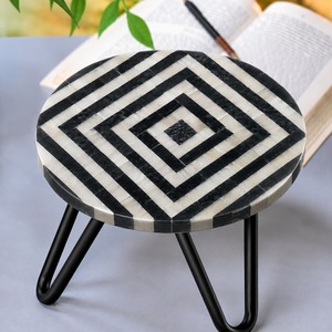Soporte para pasteles hecho a mano de madera y hierro con estructura metálica resistente para exhibir postres y productos de panadería en fiestas de cumpleaños. - Product Image 1