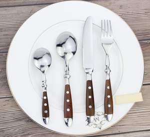 Ensemble de couverts en métal au charme rustique et chaleureux avec manche en bois, parfait pour des dîners confortables et une décoration invitante. - Product Image 5