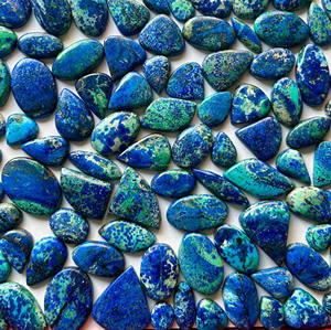 Suministro directo de fábrica Cabujones de azurita azul de excelente calidad Tamaño personalizado Piedras preciosas sueltas Precio al por mayor Lote de piedras preciosas - Product Image 1