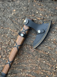 Hacha vikinga hecha a mano con cabeza de acero de alto carbono y mango de madera dura, con empuñadura forrada en cuero, forjada a mano, de grado industrial y para bricolaje. - Product Image 5