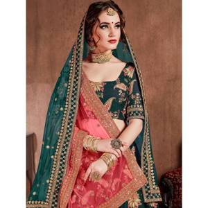 Lehenga Choli en taffetas de soie brodé pour mariée, couleur vert bouteille - Product Image 4