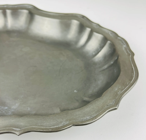 Bandeja Decorativa Tradicional de Metal de Estaño con Borde Festoneado, Plato Decorativo para Decoración del Hogar y Artículos de Hotel - Product Image 5
