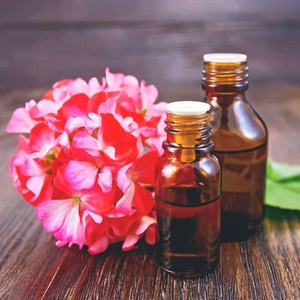 Huile essentielle de géranium rosat en gros, prix de gros, pour l'aromathérapie et les cosmétiques, pure et naturelle, Inde. - Product Image 1