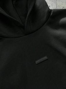 Sudadera con capucha oversize para hombre, estilo streetwear con hombros caídos, de tejido grueso, diseñada para uso casual, moda urbana y comodidad diaria. - Product Image 3